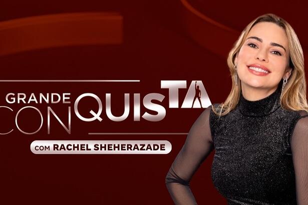 Rachel Sheherazade sorrindo ao lado do logo do A Grande Conquista