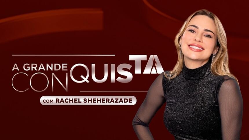 Rachel Sheherazade sorrindo ao lado do logo do A Grande Conquista