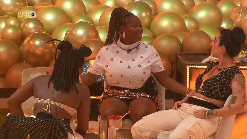 Raquele sorrir enquanto conversa com Leidy Elin e Giovanna na festa do BBB 24
