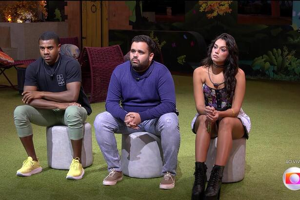 Davi, Michel e Alane na parte externa da casa do BBB 24 durante o Sincerão