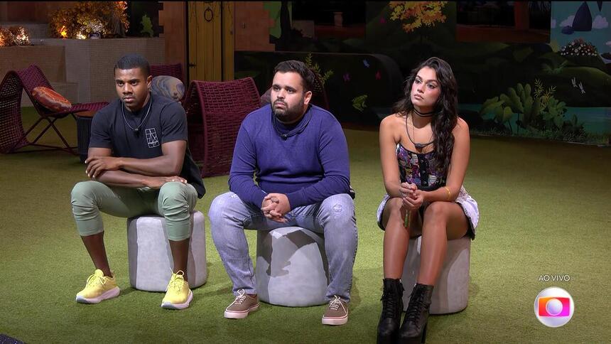 Davi, Michel e Alane na parte externa da casa do BBB 24 durante o Sincerão