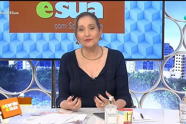 Sônia Abrão apresenta seu programa na Rede TV