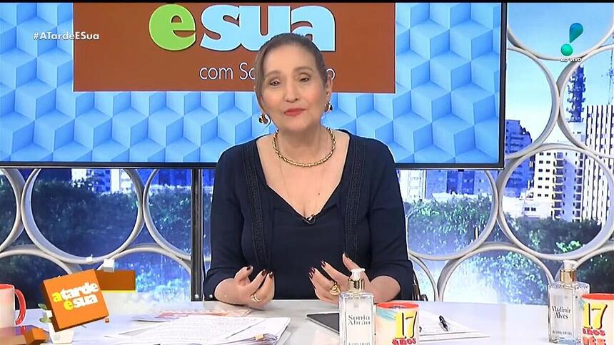 Sônia Abrão apresenta seu programa na Rede TV