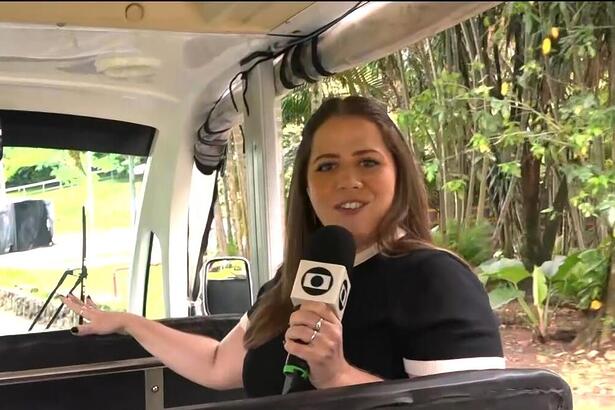 Tati Machado no carrinho da Globo em frente a Casa do BBB 24