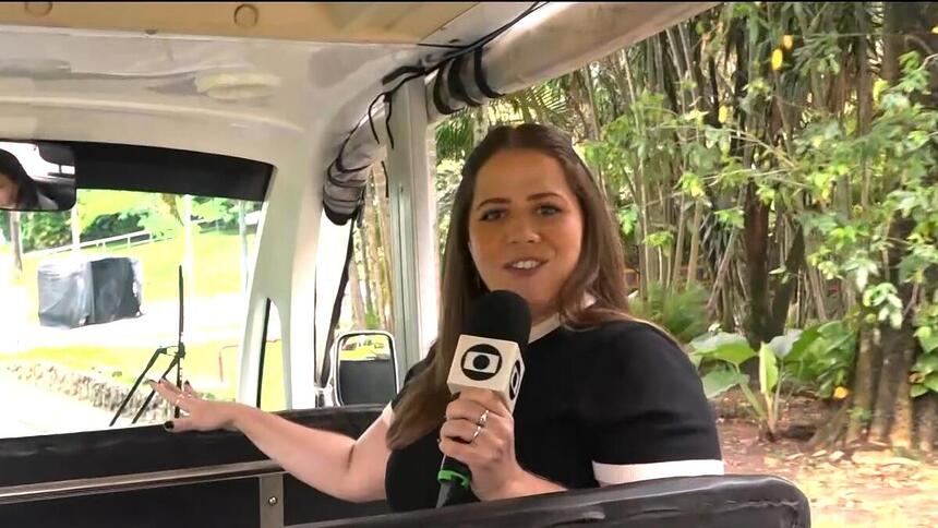 Tati Machado no carrinho da Globo em frente a Casa do BBB 24