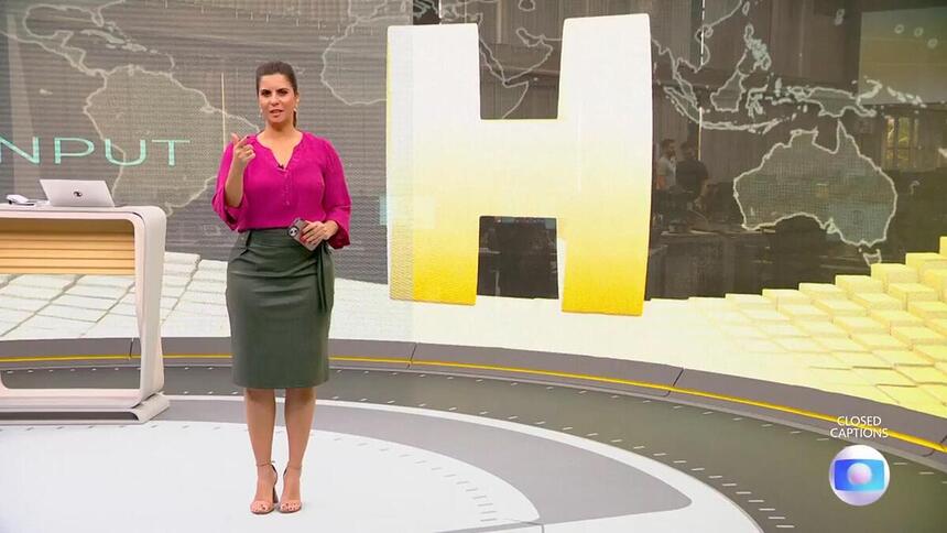 Camila Bomfim em frente ao telão do Jornal Hoje que deu defeito