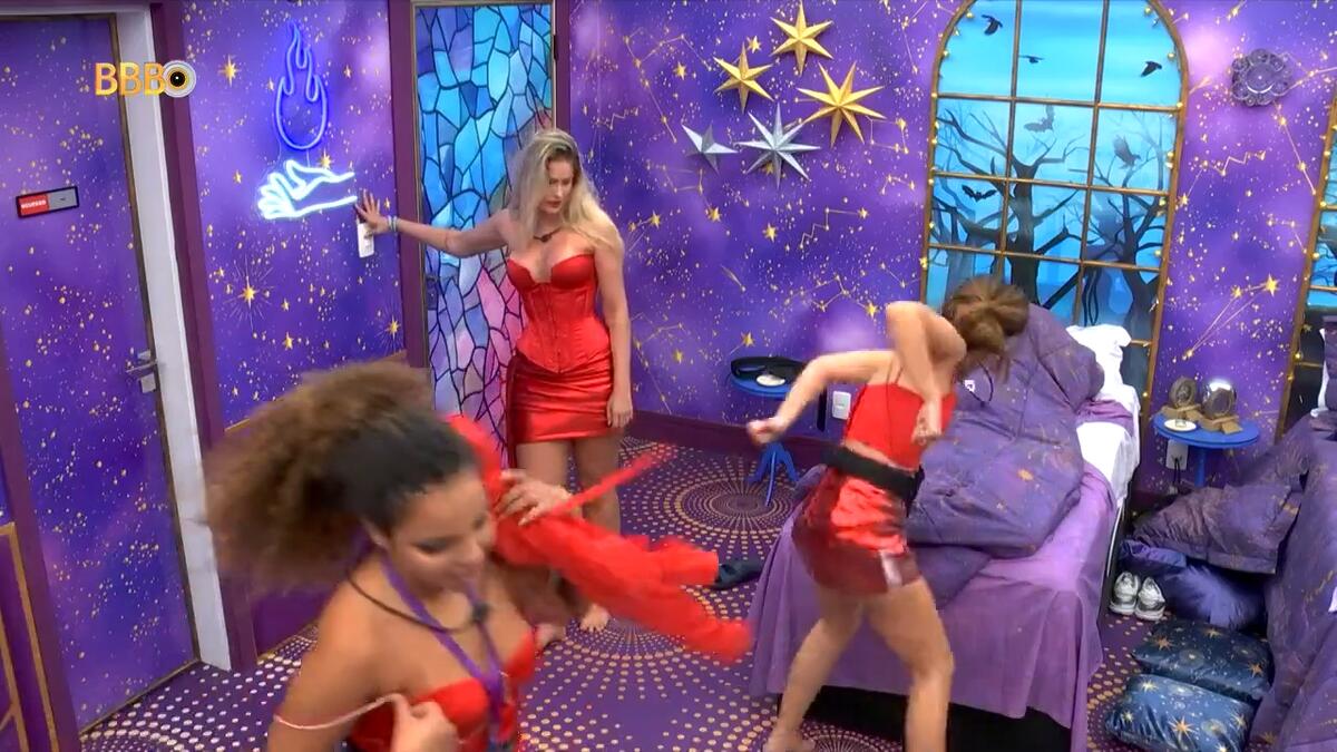 Wanessa Camargo bate na perna de Davi, que está deitado no quarto Magia do BBB 24