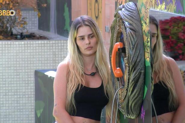 Yasmin Brunet olhando para o Big Fone no BBB 24