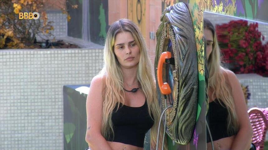 Yasmin Brunet olhando para o Big Fone no BBB 24