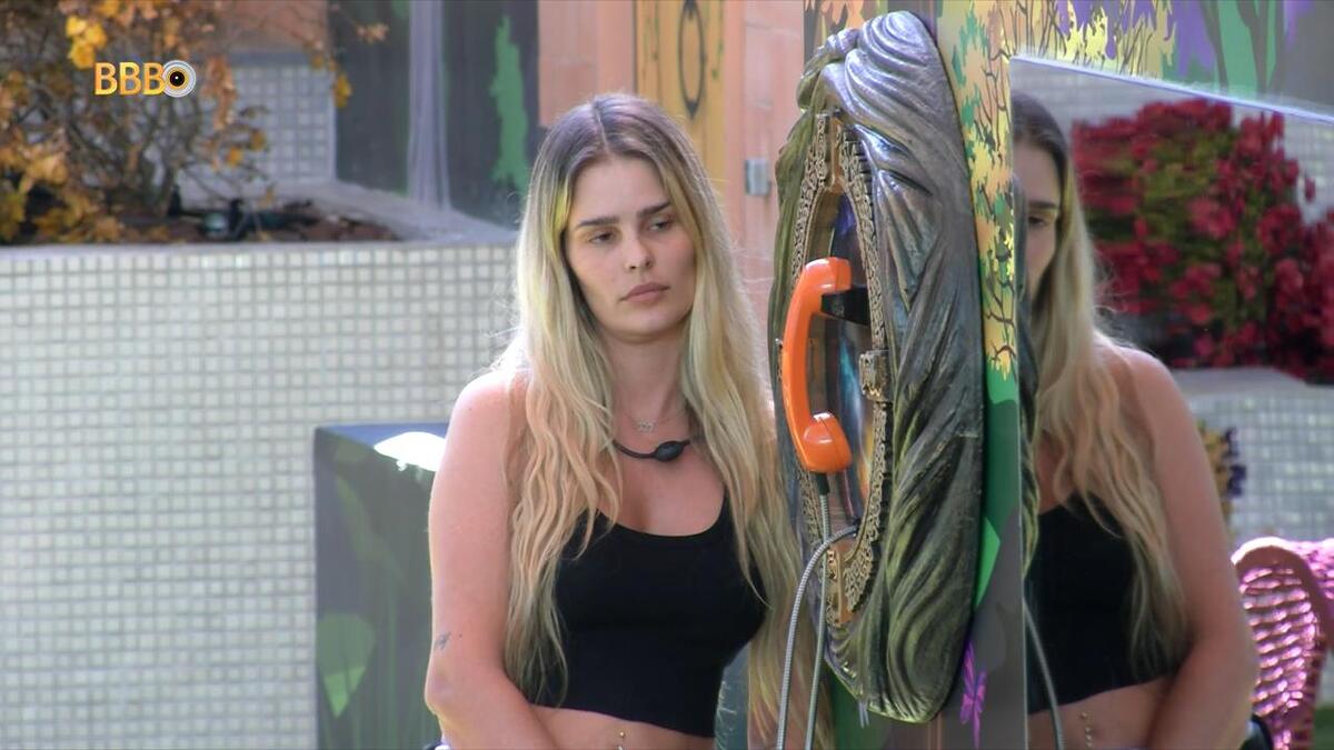 Yasmin Brunet olhando para o Big Fone no BBB 24