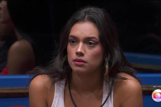 Alane sentada no sofá do BBB 24