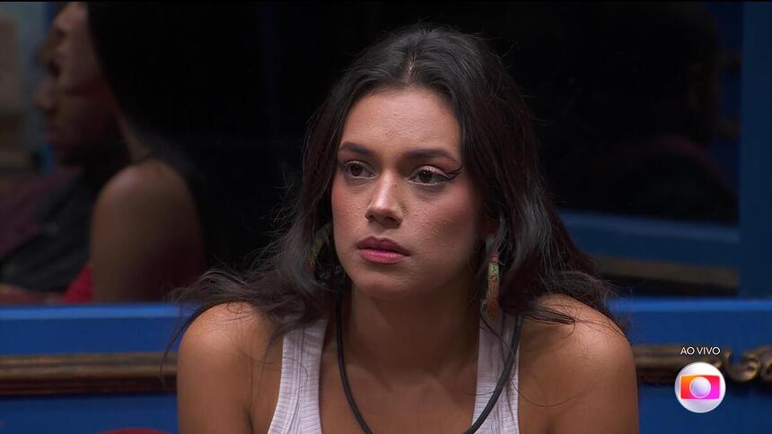 Alane sentada no sofá do BBB 24