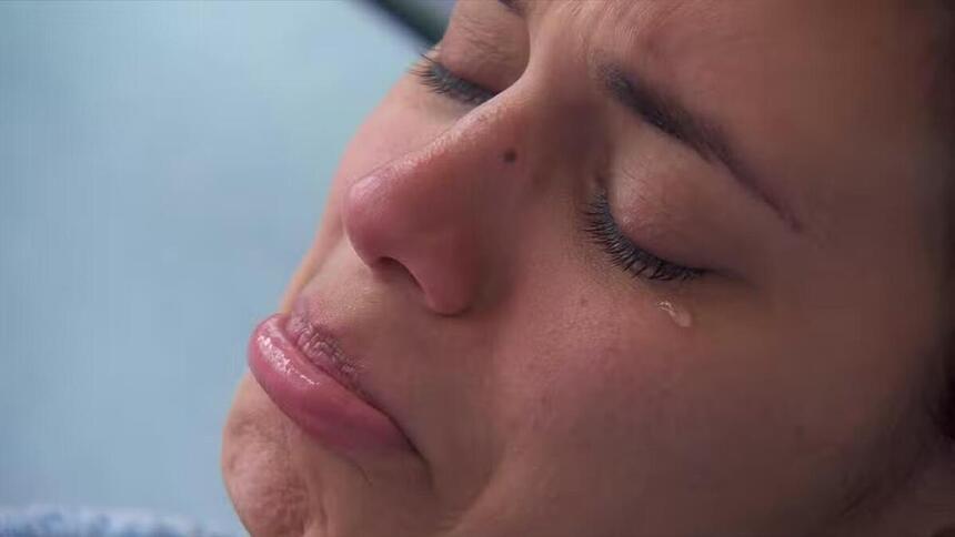 Alane tendo uma crise de choro no quarto do BBB 24