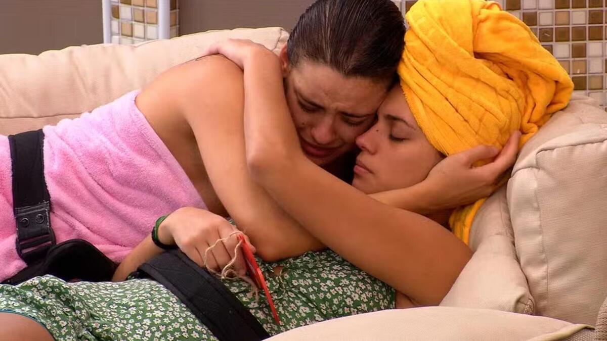 Alane e Beatriz abraçadas e chorando na área externa do BBB 24