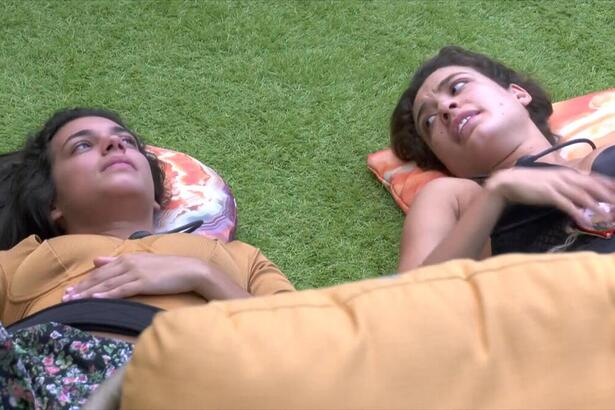 Alane e Beatriz deitadas no jardim do BBB 24