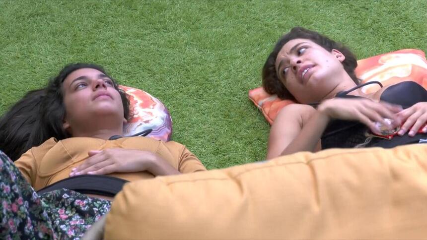 Alane e Beatriz deitadas no jardim do BBB 24