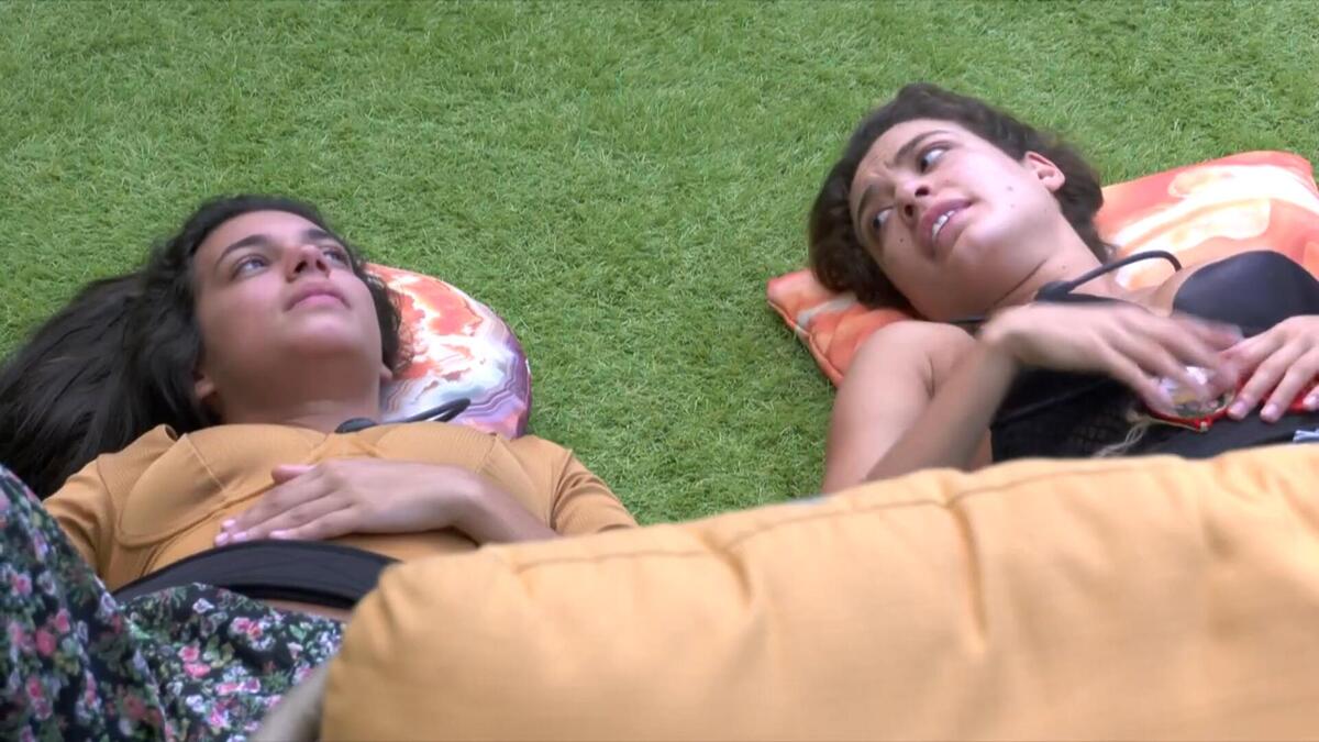 Alane e Beatriz deitadas no jardim do BBB 24