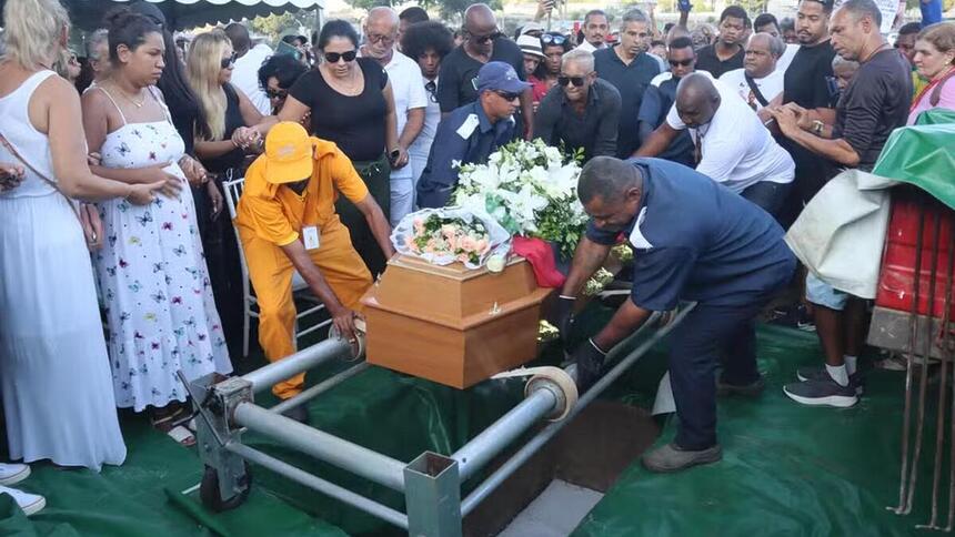 Caixão com o corpo de Anderson do Molejo sendo sepultado no Rio de Janeiro