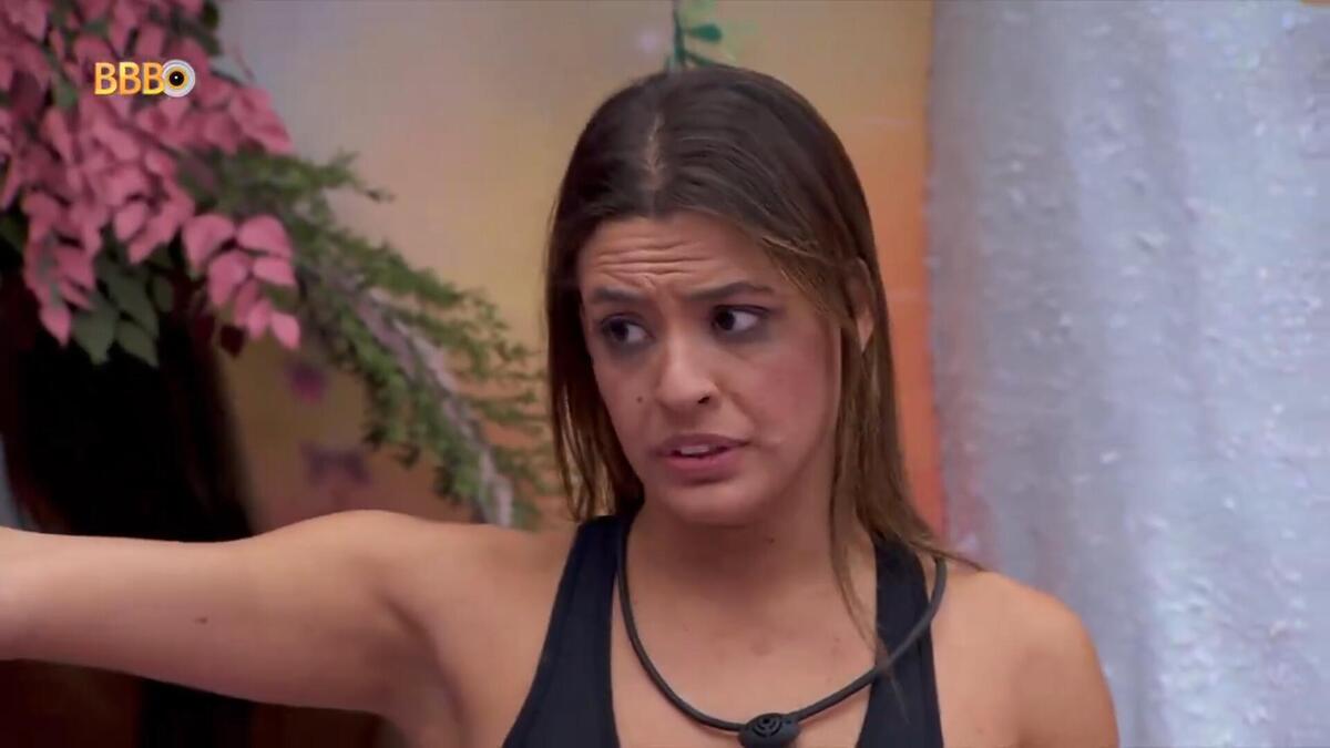 Beatriz em conversa no quarto Fadas no BBB 24