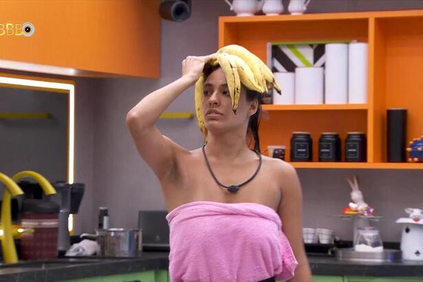 Beatriz anda com banana na cabeça durante briga com Davi na cozinha do BBB 24