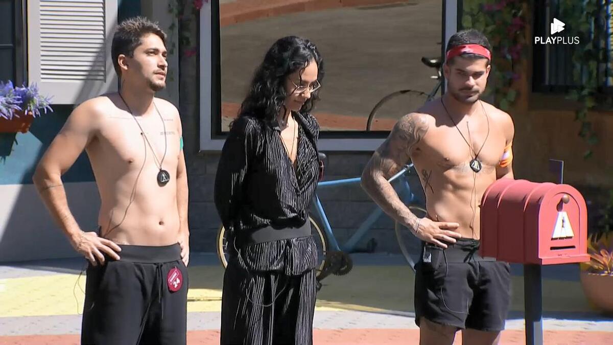 Brunno Danese, Gabriela Rossi e Lucas de Albú no pátio da Vila de A Grande Conquista