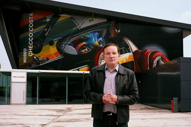 Roberto Cabrini no Museu do Senna em trecho de reportagem ao Domingo Espetacular