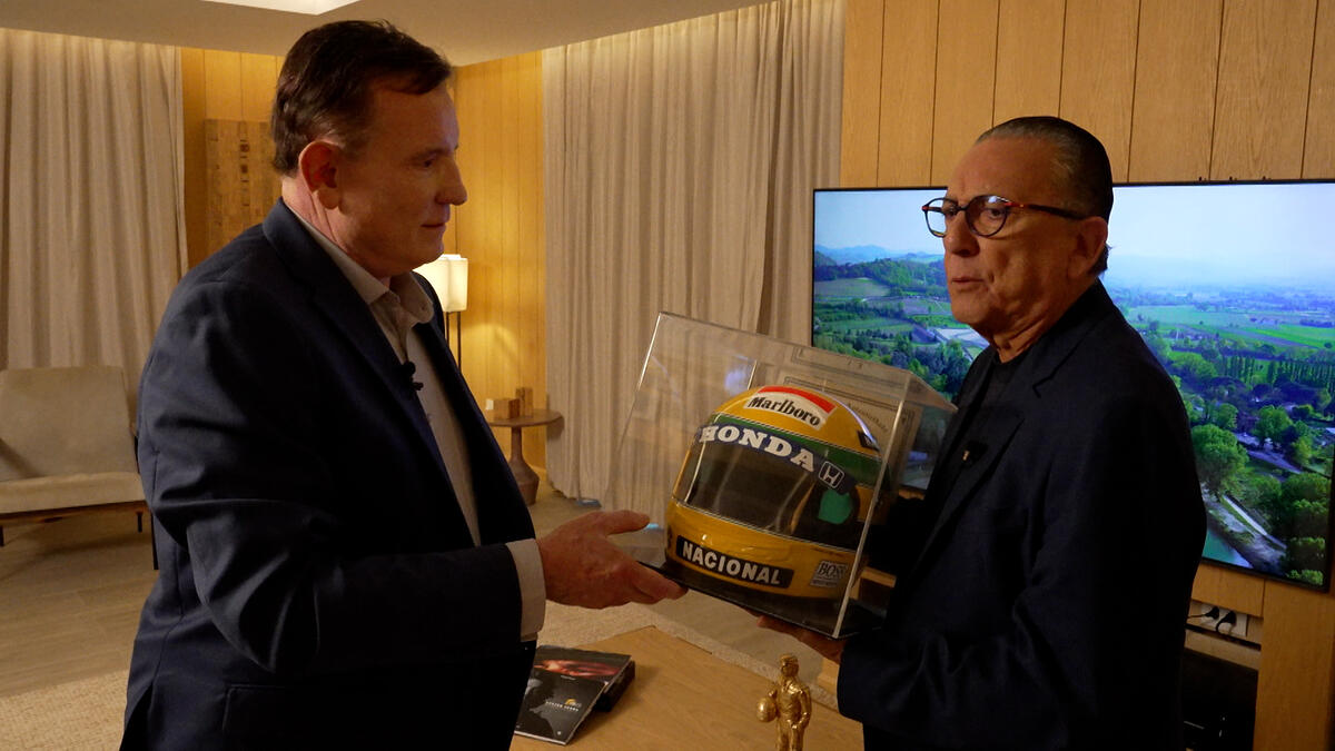 Cabrini e Galvão Bueno, segurando o capacete do Senna, em trecho da entrevista ao Domingo Espetacular
