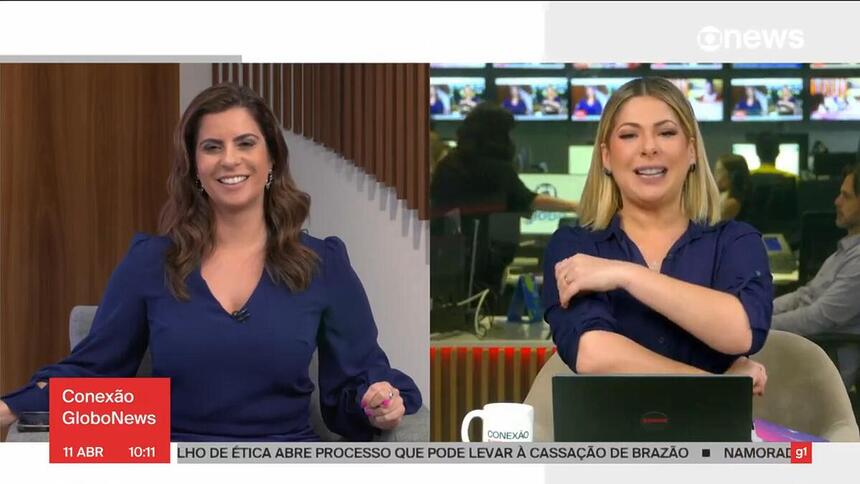 Camila Bomfim e Daniela Lima surgindo com roupas iguais na GloboNews