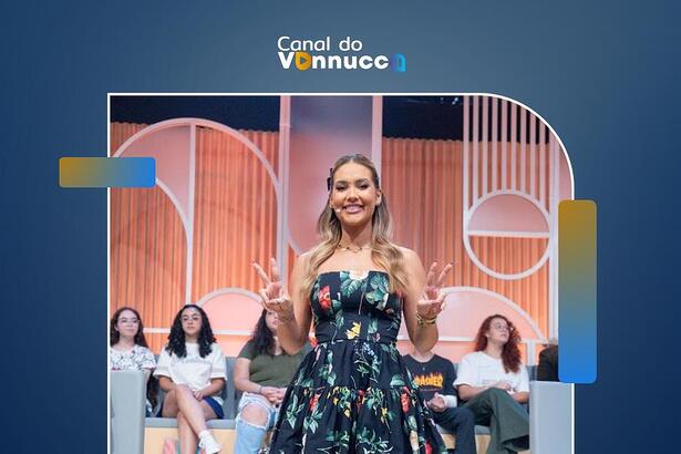 Virginia Fonseca sorrindo na plateia do Sabadou