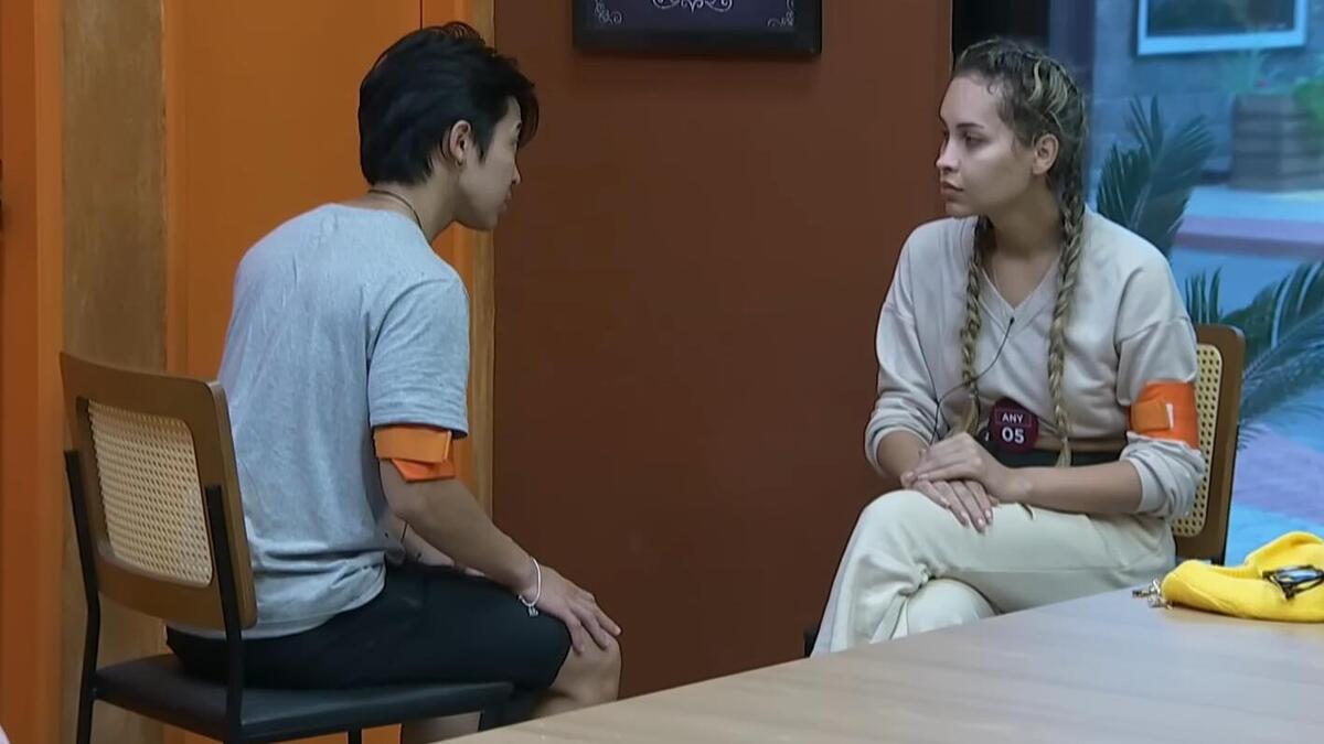 Cel e Anahí durante conversa na Casa Laranja de A Grande Conquista