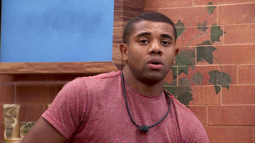 Davi em conversa no banheiro do BBB 24