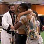 Davi e Beatriz se abraçando na cozinha do BBB 24