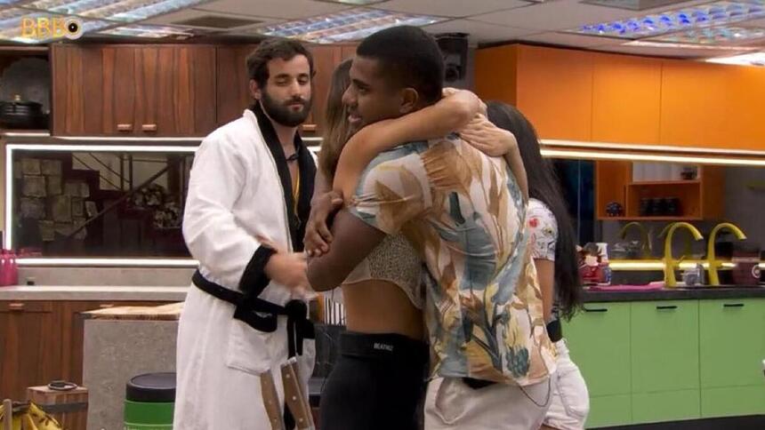 Davi e Beatriz se abraçando na cozinha do BBB 24