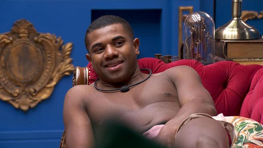 Davi, sem camisa, em conversa na sala do BBB 24