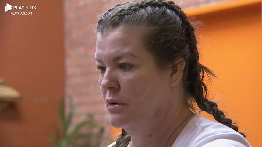 Dona Geni chorando na cozinha da Casa Laranja de A Grande Conquista