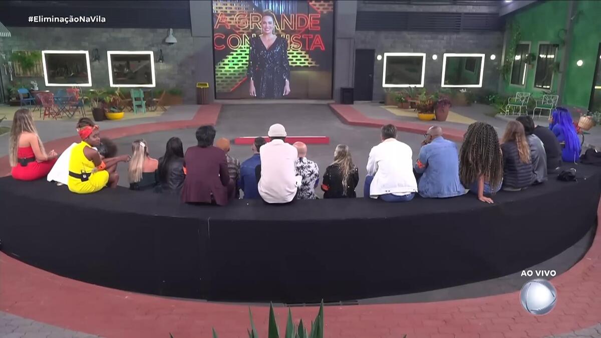 Rachel Sheherazade no telão conversando com os 15 eliminados do A Grande Conquista 2