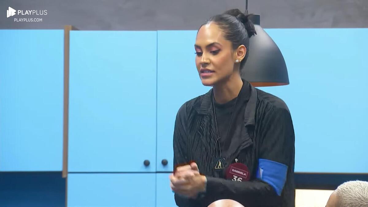 Gabriela Rossi discursando em cima da cadeira na Casa Azul do A Grande Conquista