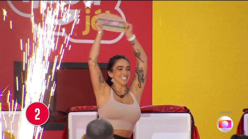 Giovanna levanta hamburguer que representa a vitória na 16ª Prova do Líder do BBB 24