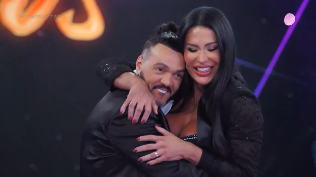 Gracyanne Barbosa beija Belo no Domingão