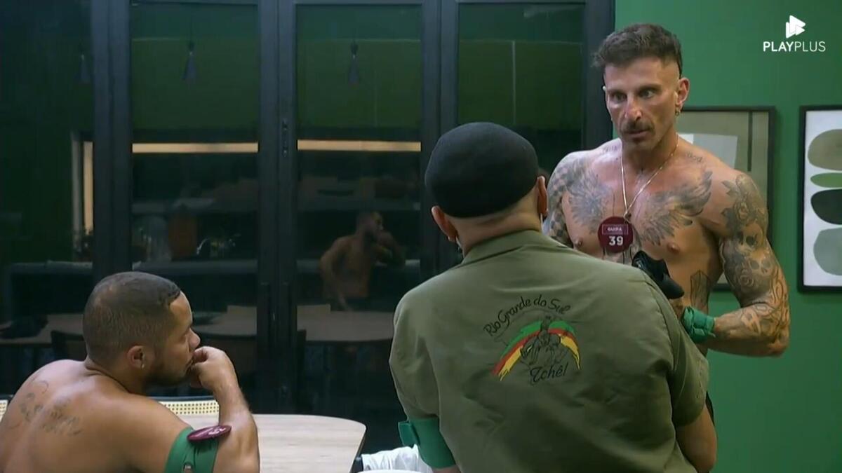 Guipa, Madshow e Luciano em conversa na cozinha da Casa Verde em A Grande Conquista