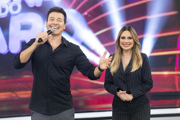 Rodrigo Faro sorrindo ao lado de Rachel Sheherazade