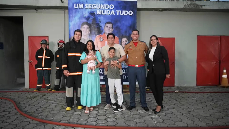 Rodrigo Faro, de bombeiro, ao lado dos pais da pequena Beatriz e do Major Eduardo Lopes 