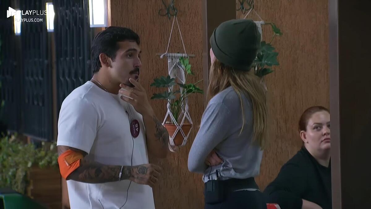 Hadad e Michelle em conversa na área externa de A Grande Conquista
