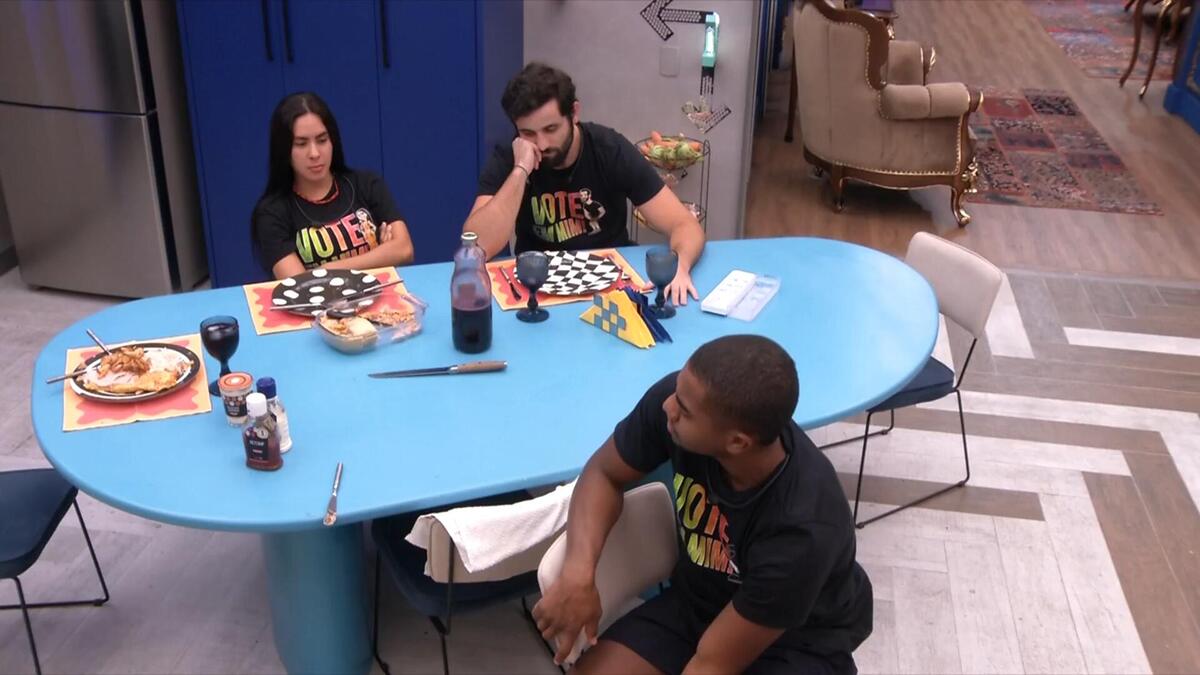 Isabelle, Matteus e Davi em conversa na cozinha do BBB 24