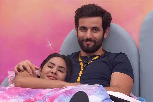 Isabelle e Mattteus deitados juntos na cama do Quarto fadas no BBB 24