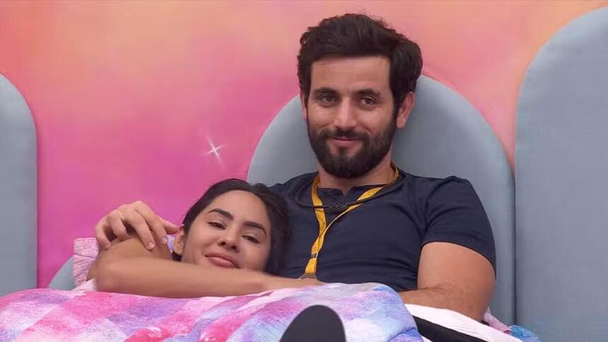 Isabelle e Mattteus deitados juntos na cama do Quarto fadas no BBB 24