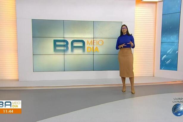 Jessica Senra em frente ao telão do Bahia Meio Dia na TV Bahia Globo