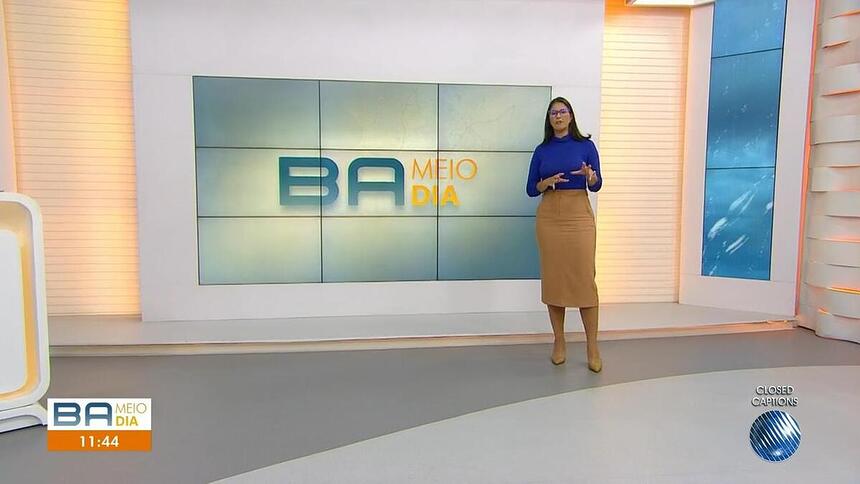 Jessica Senra em frente ao telão do Bahia Meio Dia na TV Bahia Globo