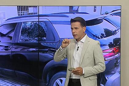 João Fernandes mostrando imagens do seu carro após tentativa de assalto, no Correio Manhã