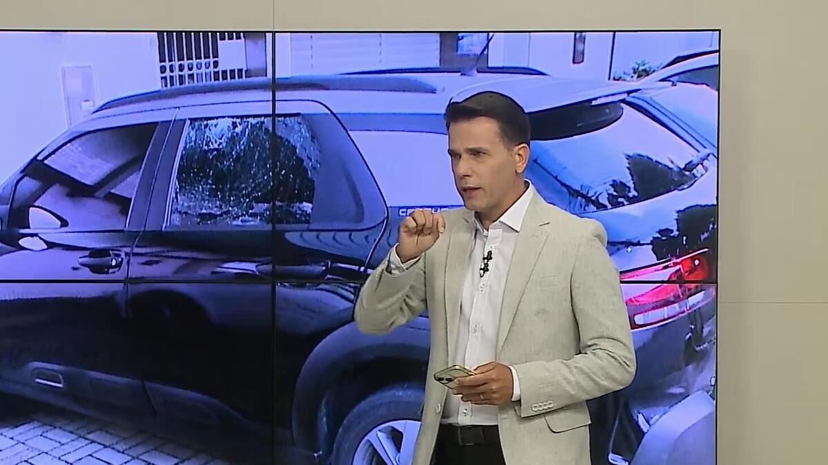 João Fernandes mostrando imagens do seu carro após tentativa de assalto, no Correio Manhã